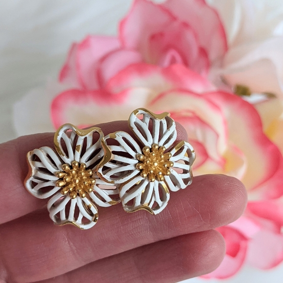 Crown Trifari Vtg Gold Tone White Dogwood Spring Easter Floral Earrings - Picture 1 of 6